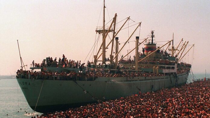 En 1991 Italia no daba crédito a lo que se acercaba: 20.000 inmigrantes llegaron a sus costas tras tomar un barco