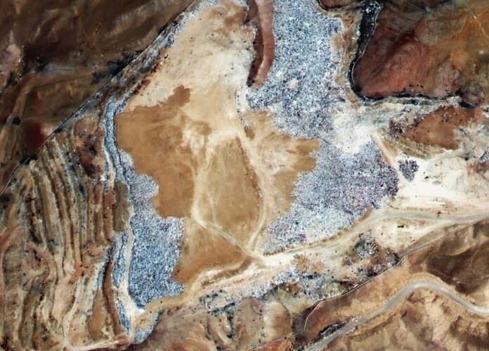 En mitad del desierto de Atacama hay una montaña de 39.000 toneladas de ropa procedente de todo el mundo y visible desde el espacio