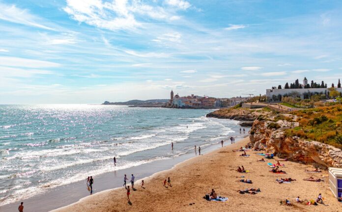 España lleva tiempo soñando con llegar a 100 millones de turistas al año. Algo amenaza con complicarlo: el calor extremo