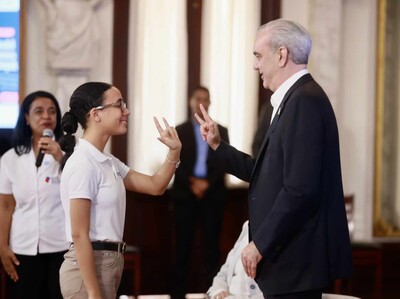 Estudiantes con discapacidad auditiva destacan en formación en IA Estudiantes con discapacidad auditiva destacan en formación en IA