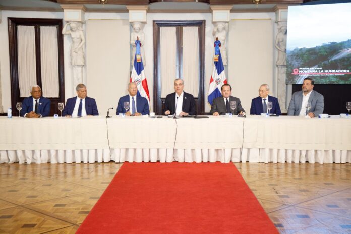 Gobierno fortalece protección jurídica de áreas protegidas con entrega de primeros títulos de Montaña La Humeadora y Loma Novillero