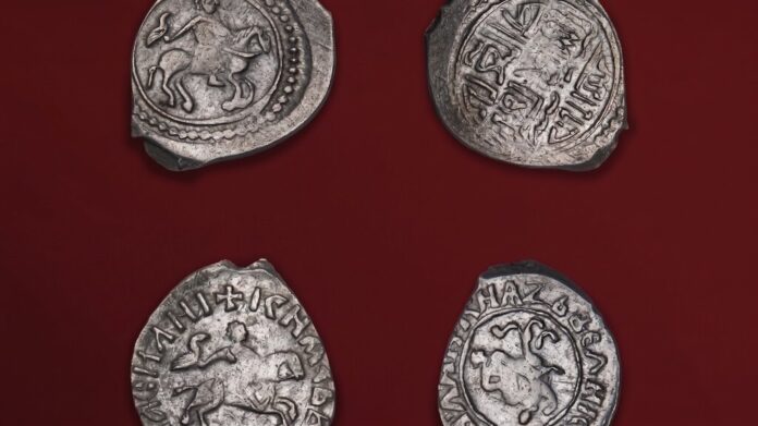 Hace 600 años, alguien escondió más de 2.600 monedas en medio de guerras y peste. Ha desvelado el poder oculto de una ciudad rusa