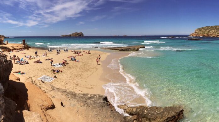 Ibiza está descubriendo su límite turístico: está entrando tanta gente por el aeropuerto que la depuradora no para de echar material fecal a las playas