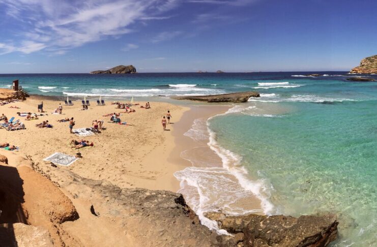 Ibiza está descubriendo su límite turístico: está entrando tanta gente por el aeropuerto que la depuradora no para de echar material fecal a las playas