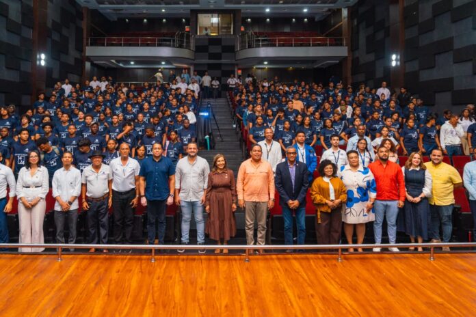 Jóvenes de Barahona conocen oportunidades de formación y empleo vinculadas a la ciencia y tecnología