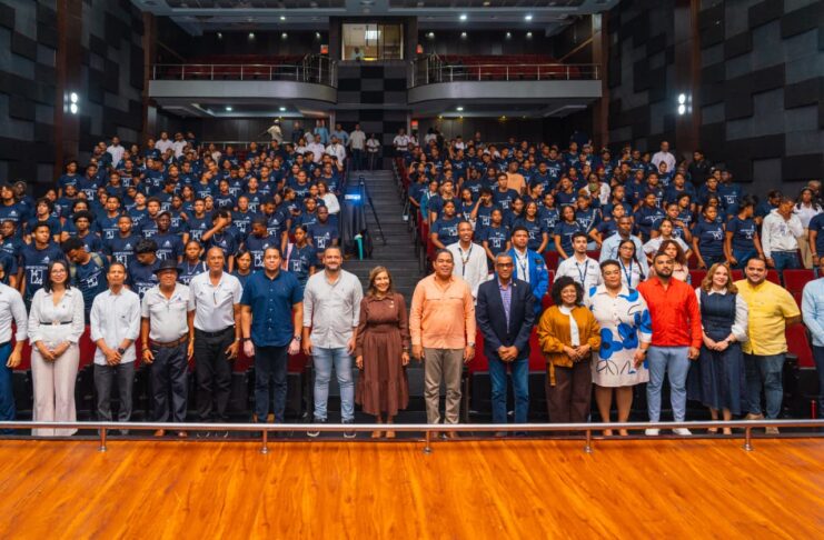 Jóvenes de Barahona conocen oportunidades de formación y empleo vinculadas a la ciencia y tecnología