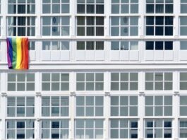 Las ciudades españolas se han llenado de balcones con banderas de todo tipo. Y ya hay ayuntamientos multando