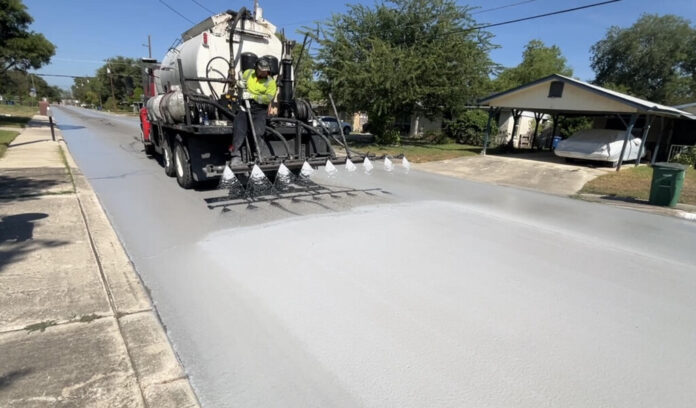 Los Ángeles lleva una década pintando sus calles de blanco para combatir el calor. No es la mejor idea