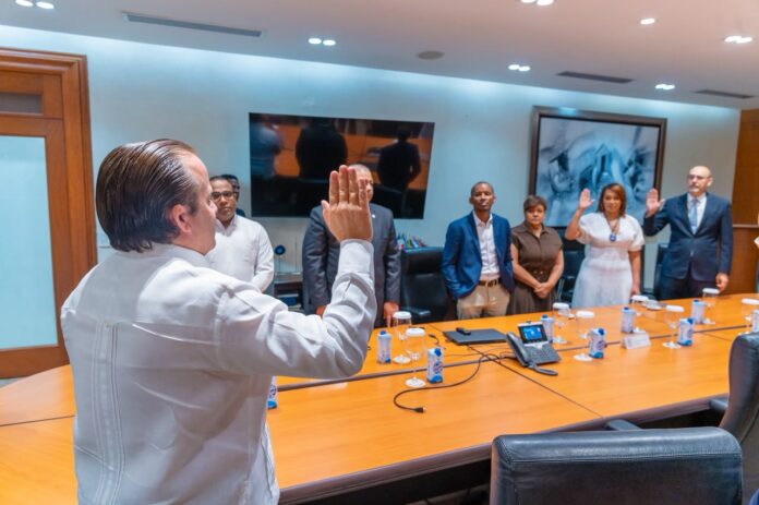 Los ministros Paliza y Magín Díaz juramentan Comisión de Veeduría Ciudadana de DO Sostenible