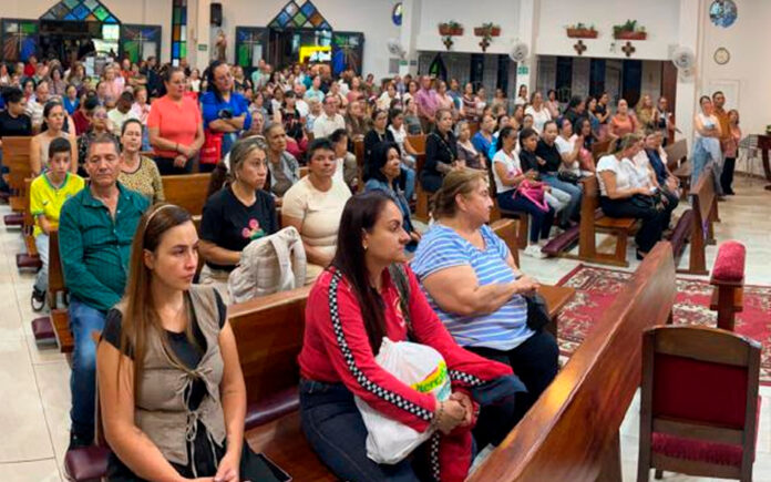 Luego del terremoto, colombianos encuentran consuelo en la adoración eucarística