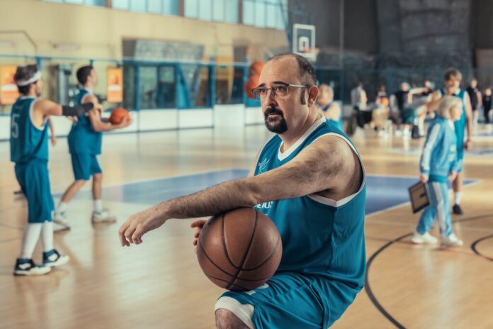 Mañana vuelve a Netflix una de sus mejores series españolas con una última temporada que es una maravilla de humor negrísimo