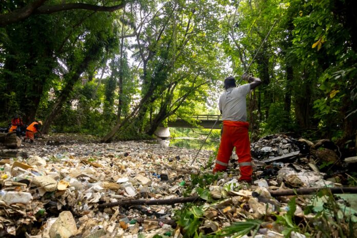 Medio Ambiente coordina retiro de más de 4,400 libras de residuos en Arroyo Manzano