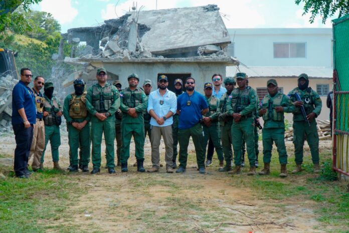 Medio Ambiente interviene edificaciones ilegales que ocupaban franja de protección del río Maimón