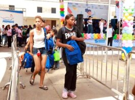 Meses recogiendo botellas: "Plásticos por útiles escolares"