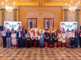 Ministro Paliza reconoce excelencia académica de hijos de colaboradores del MINPRE