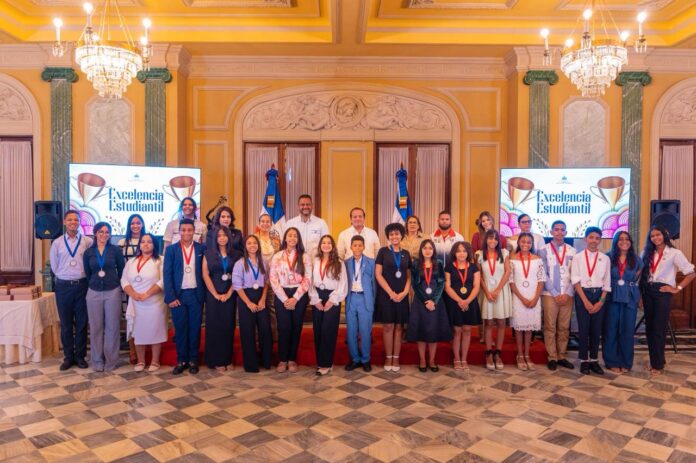 Ministro Paliza reconoce excelencia académica de hijos de colaboradores del MINPRE