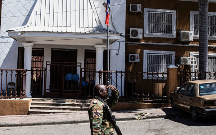 Obispo de Haití denuncia ataques de pandillas contra la Iglesia y cierre de parroquias y escuelas