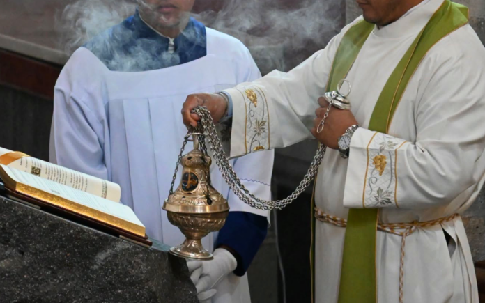 Obispo ordena medidas para evitar abusos litúrgicos y engaños en Texcoco, México