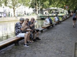 Parques de París se convierten en un "hotel" en la noche más calurosa