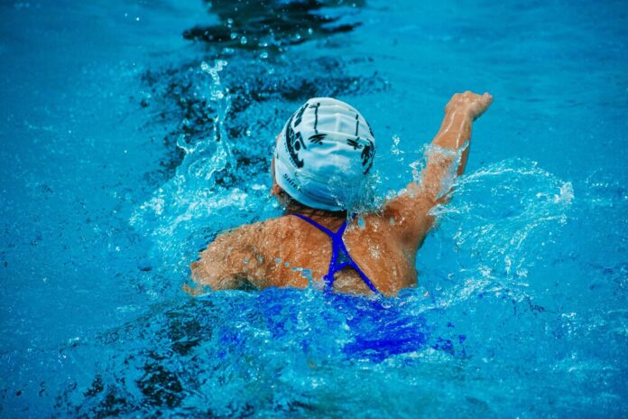 Pensábamos que el mejor ejercicio a los 60 años era caminar. La ciencia apunta a la piscina como el 