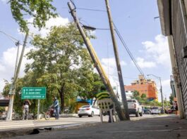 Poste inclinado pone en riesgo a peatones