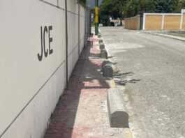 Protegen las aceras con muros, pero vecinos cuestionan la medida Protegen las aceras con muros, pero vecinos cuestionan la medida