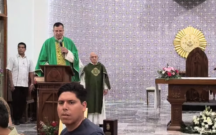 Sacerdote calma a feligreses durante balacera cerca de parroquia en Sinaloa, México