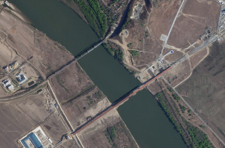 Una discreta construcción ha aparecido en uno de los rincones más remotos del planeta. Y lo más intrigante es que une a Rusia con Corea del Norte