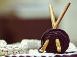 Vuelven las "manualidades de la abuela": cómo una generación adicta a las pantallas se está enganchando a tejer y coser