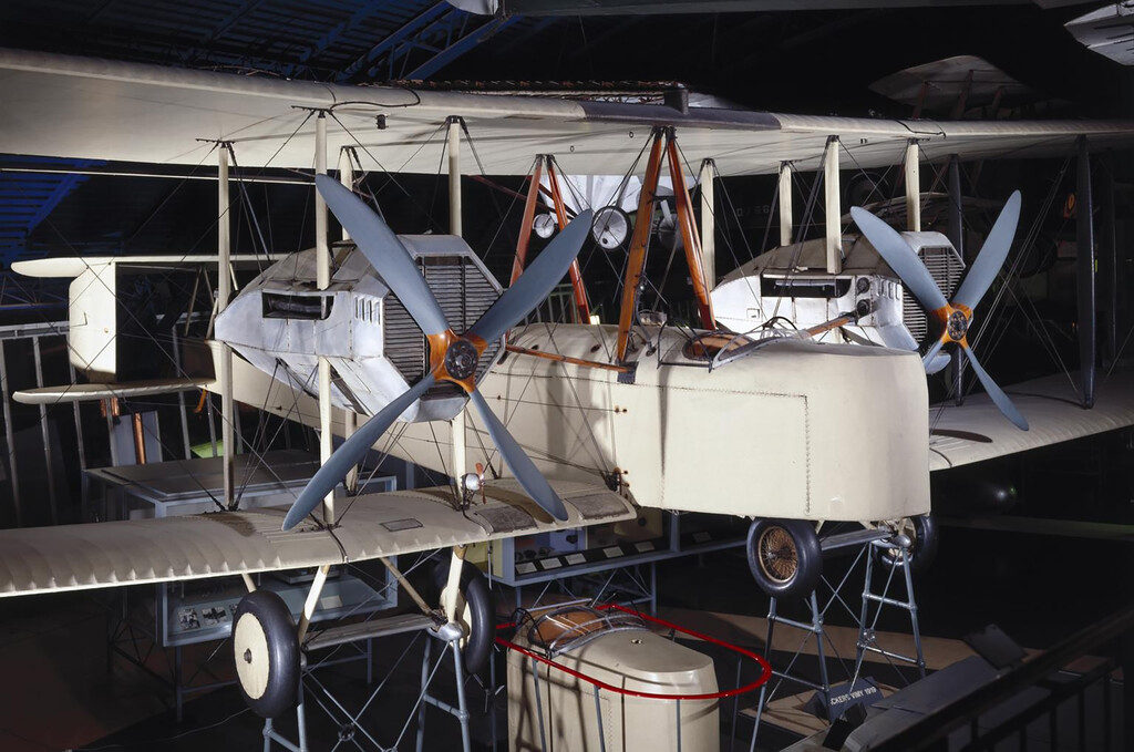 Photo: dominicanaaldia.com Antes de los grandes aviones de pasajeros, el Atlántico se cruzó sin escalas en un biplano de madera y tela