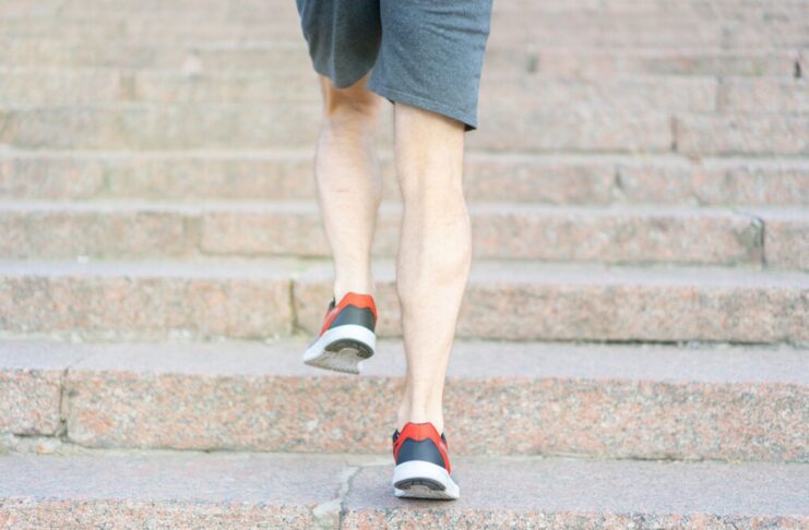 Caminar o subir escaleras a partir de los 60: la ciencia tiene claro qué ejercicio exige más a tus piernas