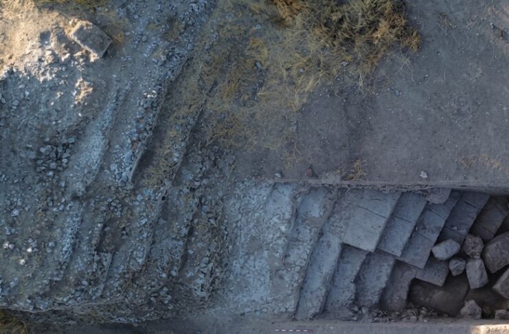 Después de 35 años, los arqueólogos han vuelto a excavar un teatro romano en Málaga y han encontrado una grada casi intacta
