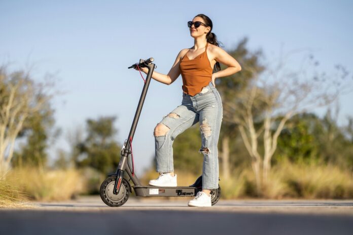 El Gobierno cambia las normas a partir del 1 de octubre: 100 euros de multa a los menores que usen un patinete. La pagan los padres