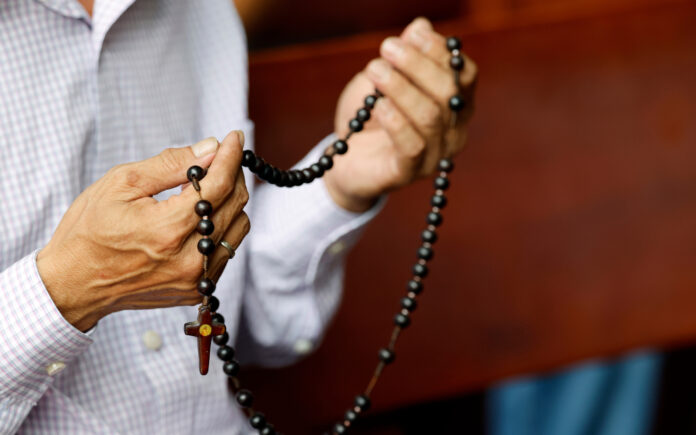 El Rosario: el “arma” de una familia católica peruana tras el atentado de Tarata