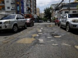 El pavimento desaparece y hoyos complican en la Zona Universitaria El pavimento desaparece y hoyos complican en la Zona Universitaria
