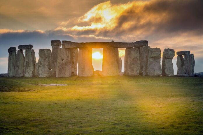 En 1961, un hombre conectó Stonehenge a un IBM. Encontró 56 agujeros y una teoría fascinante: 
