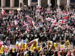 En INglaterra marchan cientos de manifestantes contra la inmigración