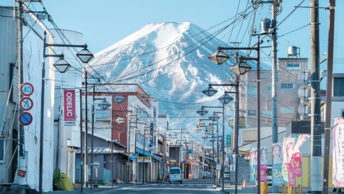 En Japón están hartos de los turistas que se pierden en el monte Fuji. Así que empezará a cobrarles por los rescates