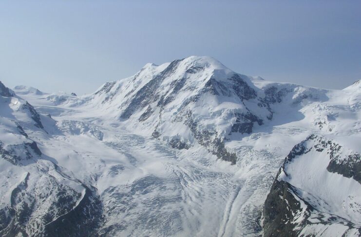 En junio, cuatro estudiantes envolvieron parte de un glaciar con lana de oveja. Acaban de descubrir que frenaron su deshielo a la mitad