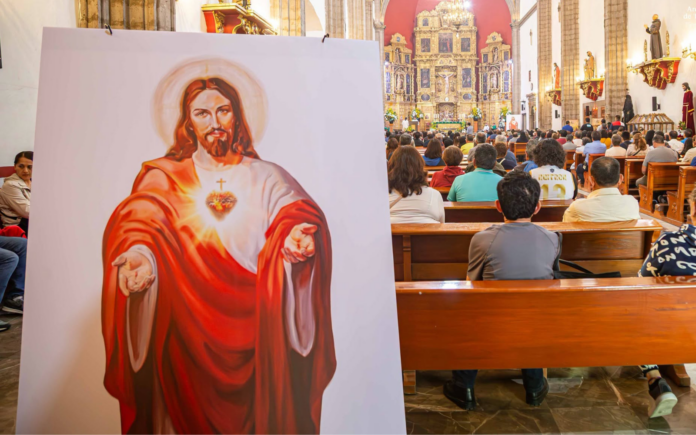 Fieles se consagran al Sagrado Corazón de Jesús tras estreno de película en México