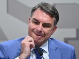 Flávio Bolsonaro acusa a Lula da Silva de comprar votos de pobres