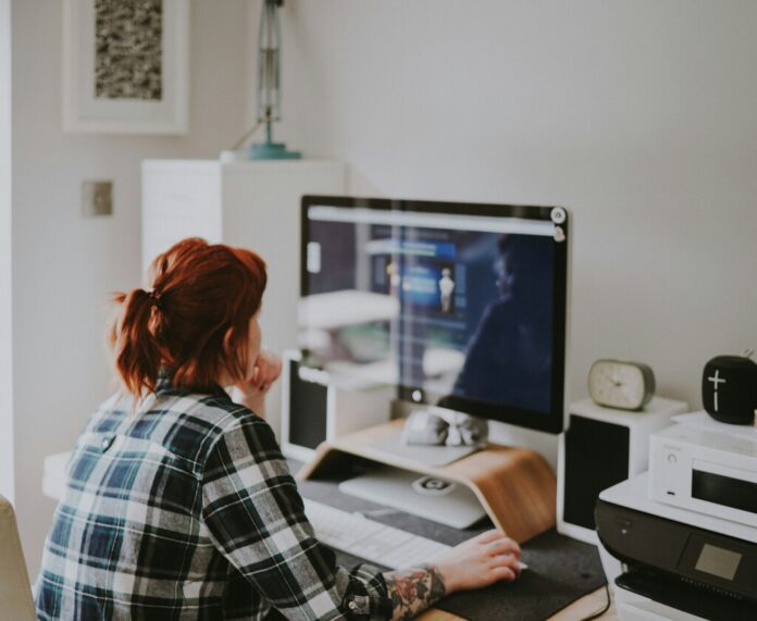 Hay una línea roja para muchos empleados en España: uno de cada tres se iría de su empresa si le quitan días de teletrabajo