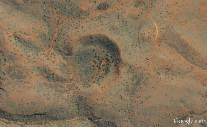 Hizo zoom sobre un extraño círculo en el mapa de Google. Había encontrado algo muy antiguo que no venía de la Tierra