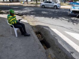 Hueco en imbornal peligro para peatones y conductores