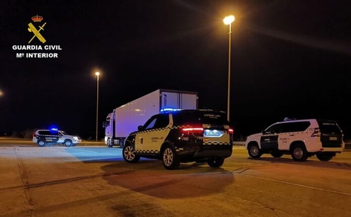 La Guardia Civil descubre cómo un camionero canario perdió todos los puntos del carné y siguió conduciendo durante años