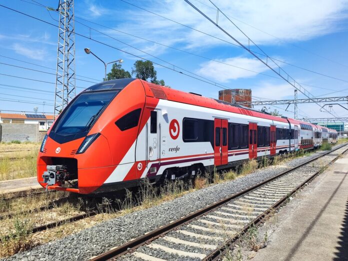 Los nuevos megatrenes de Madrid pasan por el taller a los 10 días de su estreno pero Renfe se defiende: 