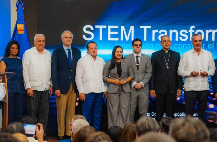 Ministro Paliza participa junto al presidente Abinader en presentación del primer microchip universitario del país