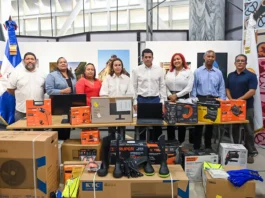 Ministro de Turismo David Collado entrega equipamiento a escuelas técnicas de Ciudad Colonial