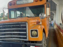 Mujer muere tras choque con autobús escolar en avenida de Santiago