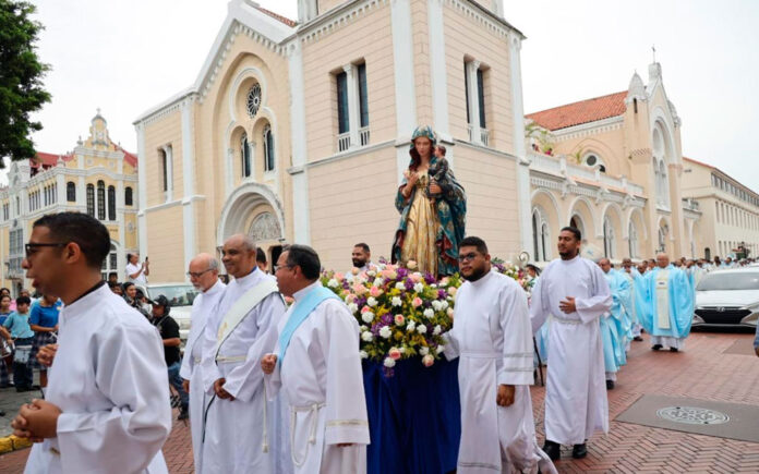 Panamá celebra a su madre y patrona, Santa María la Antigua